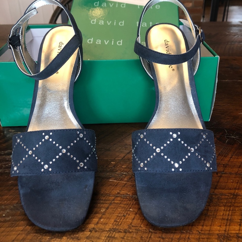 1pr navy, open toe Sandals with rhinestones.